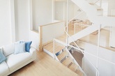MUJI无印良品在东京设计的一处样板式住宅，在十分有限的空间内采用错层式的结构，在保证舒适和采光的前提上，将空间利用最大化。这幢外观窄小简朴的三层建筑代表了大多数城市居住者的生活环境。设计师将不同的功能部分进行合理衔接布局，并充分利用了副空间，以保证居住的便捷和舒适。宽大的窗户能创造良好的采光条件。房间内的家具和日常用品采用MUJI无印良品的自有商品。（实习编辑：辛莉惠）