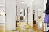 北欧风的木地板也可以混搭？来看瑞典公寓如何在简约中，用地板区隔空间！喜欢线条简单的北欧简约风，一定不陌生，白色的天花板与壁面，必定搭配温润的木质地板。但想要在舒适的简约风格中，创造一些变化，在地面选用不同的色系或材质作为搭配，也是不错的选择。除了可做为区域的划分外，也能为空间增添一些趣味，挑个喜欢的色系，开始精彩你的地板吧！（实习编辑：辛莉惠）