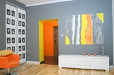 在墙面上，总能激发出更大的想象空间。大面积铺陈对比色，便能尽情享受色彩带来的激情。在多彩饱和的色彩感染下，呈现出多变个性的家居空间。（实习编辑：辛莉惠）