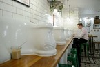  伦敦因地价上涨将公厕改酒吧 奇特餐饮体验引追捧