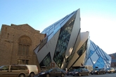 皇家安大略博物馆水晶大厦，加拿大这个世界文化和自然历史博物馆，建于1914年，在当时已经有一些改造，水晶建筑于2007年加入。（实习编辑：江冬妮）