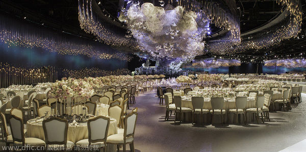 迪拜土豪新娘超梦幻婚礼现场 6.5万颗水晶装饰