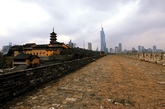 南京，中国南京是四个中国古代都城之一。始建于公元前495，城市历史比国家的历史长。在蒙古帝国，该市成为纺织品的中心，它的房子仍然到今天。（实习编辑：江冬妮）
