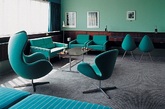 为宣传Drop chair 的重新投产，丹麦家具品牌Fritz Hansen 联手赫尔辛基皇家雷迪森布鲁酒店，邀请西班牙设计师Jaime Hayon 为其设计506号房间。与Arne Jacobsen 设计的606号房间相呼应，Jaime Hayon 设计了整个506号房间的内饰，包括家具、饰品、床上用品和灯具等，其中也使用了一部分他自己的作品。Drop chair 正是在50年前由Arne Jacobsen 为该家酒店设计，曾与Swan 和Egg 一起发布，但Drop chair 曾仅限于酒店内部酒吧和房间使用，现在只能在606号和506号房间觅其踪迹。此次量产将是首次面向公众销售。（实习编辑：辛莉惠）