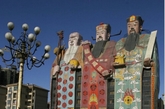 燕郊“福禄寿”三星彩塑。2009年12月15日，河北燕郊，曾被网友形容为“史上最雷人”的天子大酒店。酒店外形为传统的“福禄寿”三星彩塑，高达41.6米。据称，该酒店早在2001年就以“最大象形建筑”登上了世界吉尼斯纪录并获得了吉尼斯最佳项目奖，是当时世界同类以雕塑形式出现的建筑物中规模最大的。（实习编辑：江冬妮）