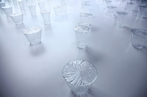 日本设计师吉冈德仁（Tokujin Yoshioka）为家具品牌Kartell设计，采用透明聚碳酸酯材料制作，模仿水晶器皿的纹饰和切割手法处理。它能像水晶一样反射周围的光线和环境，呈现出梦幻闪耀的视觉效果。Sparkle系列家具（包括矮凳和边桌）最近在东京中城（Tokyo Midtown）的中庭展出，同时也供前来参观DESIGN TOUCH 2014的人们休憩放松。（实习编辑：江冬妮）