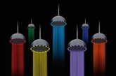 与传统花洒不同的是，意大利卫浴先驱品牌 Cristina 推出的这款名为 Dynamo 的彩虹花洒，配置了彩色的 LED 灯圈，颜色可以随心情调节，使洗澡更具情趣。（实习编辑：江冬妮）