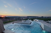  Rooftop Pool: 瑞士苏黎世的 The B2 Boutique Hotel & Spa 顶楼的游泳池，一边游泳一边眺望整个苏黎世全景，有种视野辽阔世界在脚下的快感啊！（实习编辑：江冬妮）