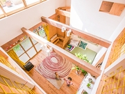 木质纹理地板烘托出温馨住宅