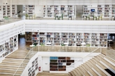 位于瑞典法伦市达拉娜大学多媒体图书馆现时正式对外开放。这栋大约3000平方米，号称“知识的螺旋”的文化建筑重新诠释了多功能设计的定义。图书馆的设计概念是一个“知识的螺旋体”。倾斜的地形在贯穿建筑的一个坡道上一直延伸。围绕着建筑物的坡道创建了一个螺旋形的空间(建筑的中心地带)，从而进行信息收集和轻松定位。这一方案的实施创造了各种不同的学习环境，让学生们可以在公共区域参与图书馆充满活力的活动，也可以拥有不同角落里的私密空间。不同的声音层次和活动创造了一个多样的图书馆。（实习编辑：江冬妮）