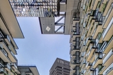 由Ateliers Jean Nouvel和PTW Architects共同合作完成的One Central Park垂直绿化公寓堪称悉尼新的“世界之最”，并夺得世界高层都市建筑学会的“全球最佳高层建筑”头衔。250多种澳洲植物和花卉种植和攀爬在大楼上，从底层到最顶层，让大楼成为这个新世纪的绿色之树，并重新定义悉尼天际线、这个64000平方米的项目在郁郁葱葱中如同纽约中央公园般宁静。茂密的树丛，开敞的草坪，还有泳池，都是与家人和朋友放松的极好场所。室外甚至还设有露天电影院，同时也支持举办临时集市和音乐节。（实习编辑：江冬妮）