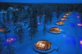 The Kakslauttanen Arctic Resort, 位于芬兰Saarlselka。小朋友们不仅可以在圆顶建筑里愉快的玩耍，还可以睡在圣诞老人的私人卧房喔!