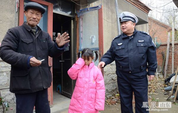 今年初，山东省邹城市公安局交警大队五中队民警赵波被分配到邹城市看庄镇杜家村联村民警。进村后，赵波立即开展了入户走访活动，当他走访到村民李克海家时，了解到老李在2007年抱养了一个小女孩，今年已经8岁了，爷俩相依为命，家境比较困难。（张鹏摄影报道）

