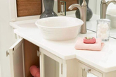 卫浴间的收纳法有很多，除了家具外，简单的小物件的收纳能力往往更为突出。