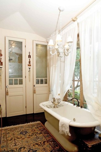 复古浴室设计速成攻略：陶瓷换彩绘木 龙头选黄铜