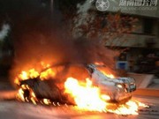 长沙街头一小车发生自燃 所幸未造成人员伤亡