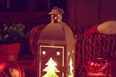  烛台与蜡烛的搭配不仅能在餐桌上起装饰作用，还能用奇妙的造型和烛光的美丽与香气温暖柔和室内的冷清。不管是复古、时尚、童趣哪一种风格，烛台和蜡烛都能为你的圣诞餐桌增添温馨的假日氛围。（实习编辑：陈尚琪）
