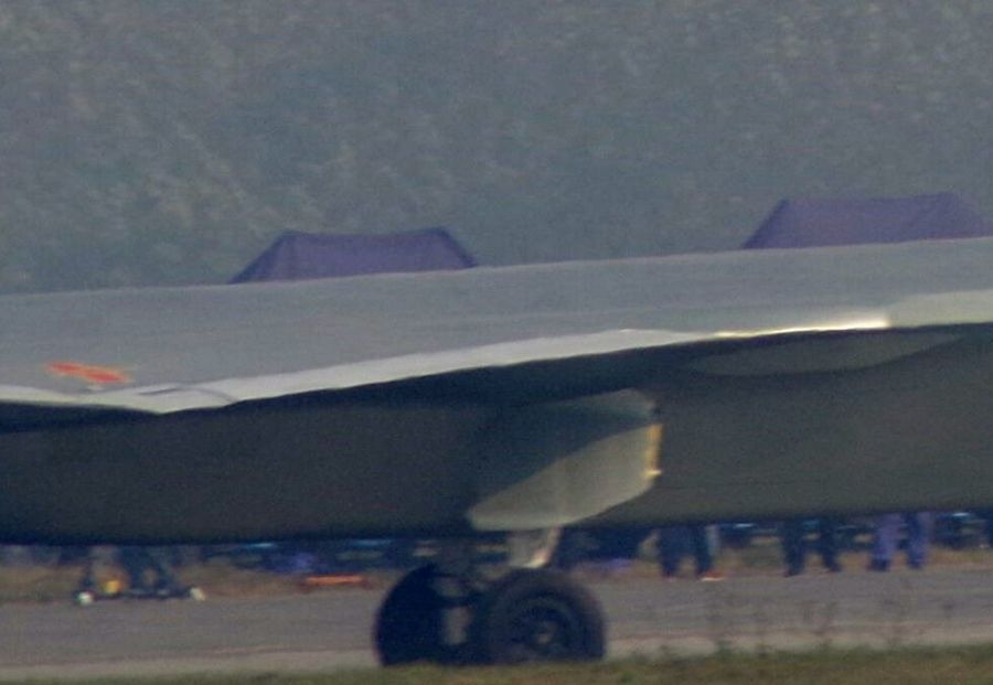 2015号歼20首次试飞高清照:机尾改动清晰可观