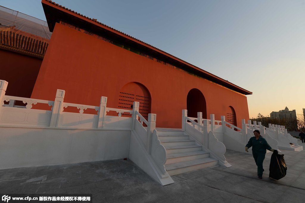 上海市区现山寨“天安门” 城门两边设红色高墙