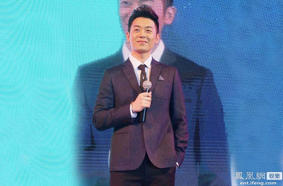 柳岩裸背亮相北京车展 保镖夹道离场气场十足