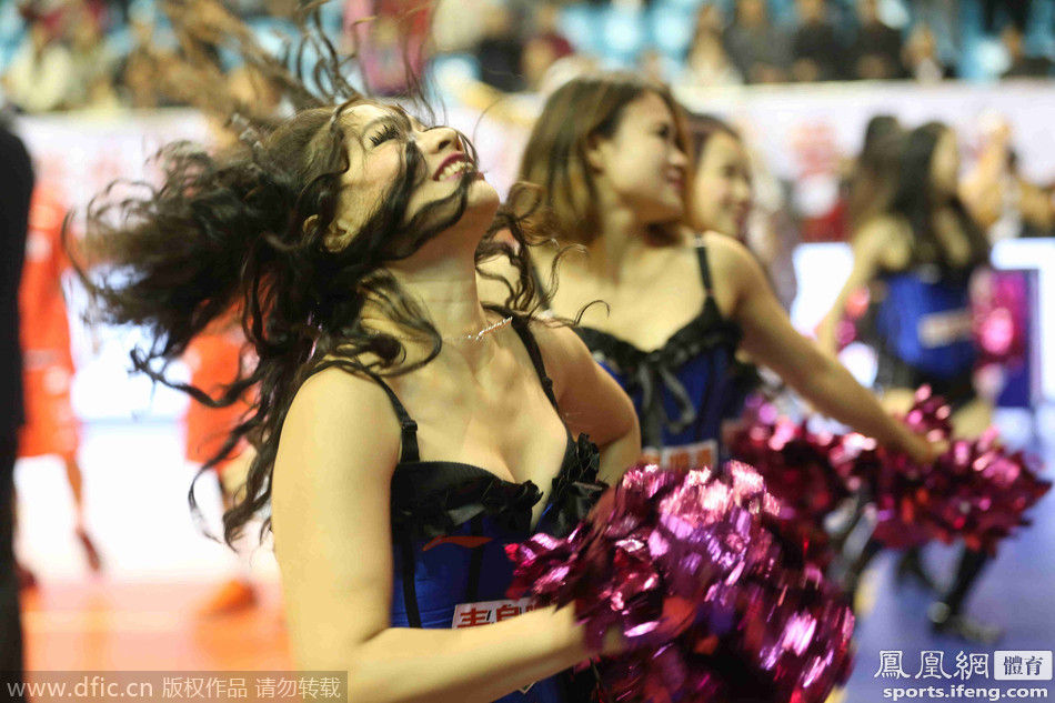 东莞女郎<em>激情</em>热舞遇尴尬 傲人上围撑破<em>胸衣</em>_体