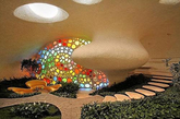 这位来自Organica建筑事务所的建筑师Javier Senosiain设计的巨型鹦鹉螺贝壳屋位于墨西哥首都，从外面沿着一道层层递升的楼梯走上前，你可以通过一大扇彩色玻璃墙边的一角开门进入贝壳屋。（实习编辑：陈尚琪）