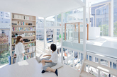这栋名为“House NA”的私人住宅位于东京郊外，由日本新生代最有才华的建筑师之一的藤本壮介受一对没有孩子的夫妇委托设计。房子分三层，总楼地板面积约84.7平方米，宽敞的内部空间由21个楼板分散于不同高度组成。（实习编辑：陈尚琪）
