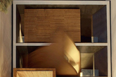 这座房屋位于伊朗首都德黑兰，被称为Sharifi-Ha Hause，由伊朗建筑设计公司Nextoffice设计。它的特别之处在于，房间可根据住户的需求自由调节。只要按下按钮，其三间外部近似木盒子的房间可以旋转90度，以此可以根据季节和温度的变化调节房屋的朝向和光线。（实习编辑：陈尚琪）