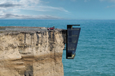 位于澳大利亚墨尔本近郊的这座“Cliff House”（悬崖之家）并不是建在峭壁之上，而是与悬崖“毗邻”，脚下是就是汪洋大海。室内尽可能少地摆放家具以保证观海效果。该房屋由澳建筑商Modscape设计。（实习编辑：陈尚琪）