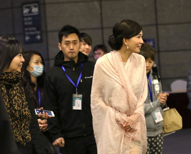 法国夫妇改装大巴 一家六口自驾游至新疆