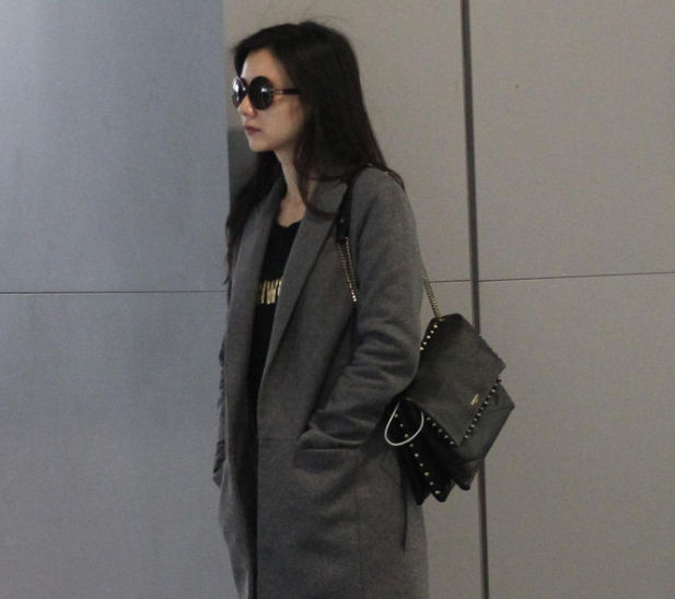 法国夫妇改装大巴 一家六口自驾游至新疆