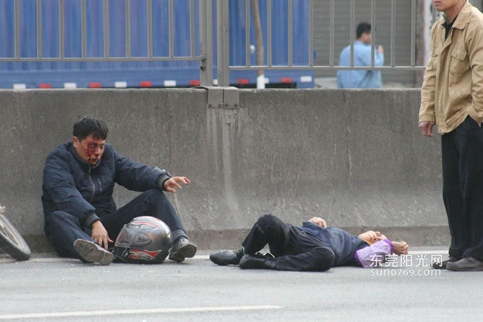 东莞女工横穿马路被摩托车撞飞-中国学网-中国
