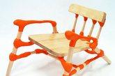 在实用与美观并重的今天，工业设计师不仅要使椅子符合人体工学的要求，还要让产品在材料、颜色、质感等方面与其他设计区别开来。这就是为什么前沿消费者的家中总有那么几把奇形怪状的椅子。（实习编辑：陈尚琪）