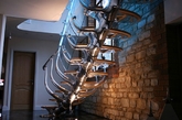 如果你们家的房子有一个阁楼，或者是需要自己加装楼梯的话，那么设计一款自己喜欢满意的楼梯是必须的。视错觉，缤纷色彩，滑梯等元素都是创意楼梯的热门元素。快来看看设计师怎么运用它们吧！（实习编辑：陈尚琪）