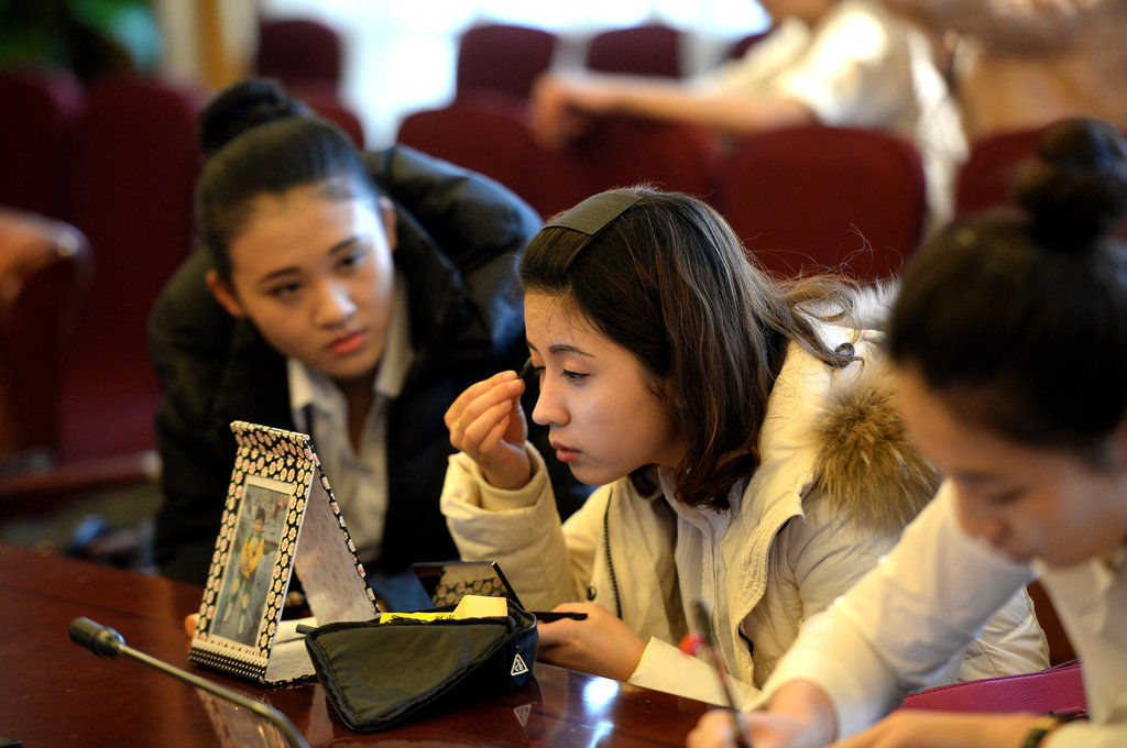 济南空姐应聘现场 规定不能有整容史-中国学网