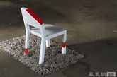 虽然这个被切割的椅子制造了一种错觉，但它的确还是提供了一个可以坐下的地方。这是一个由厚厚的地毯掩盖掉的一盘大棋。地毯下有强大的力量支撑起这个悬臂式座位。三个经过精密计算的“树桩”让椅子看起来像是被奇迹般地切分开来。（实习编辑：刘宁馨）