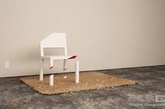 虽然这个被切割的椅子制造了一种错觉，但它的确还是提供了一个可以坐下的地方。这是一个由厚厚的地毯掩盖掉的一盘大棋。地毯下有强大的力量支撑起这个悬臂式座位。三个经过精密计算的“树桩”让椅子看起来像是被奇迹般地切分开来。（实习编辑：刘宁馨）