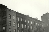 纽约城里不仅有高耸入云的大厦，还有极具历史感的红砖小楼。这些小楼看着不起眼，但里面的公寓却大有文章。今天，我们就一起走进"古董楼"里的现代时尚公寓，看看隐形土豪们的生活吧。（实习编辑：陈尚琪）