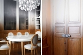 这个迷离而美丽的公寓位于巴黎16区，是Ramy Fischler第一件独立室内设计作品。Ramy Fischler曾同罗马设计师Patrick Jouin一起工作长达10年之久。在回到巴黎后，他一直致力于将艺术、工艺、幻想、现实通过一个平和的方法融合在一起。（实习编辑：陈尚琪）