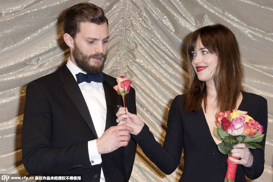 《五十度灰》见面会 美艳达科塔献花男主角[高清大图]_娱乐频道_凤凰网