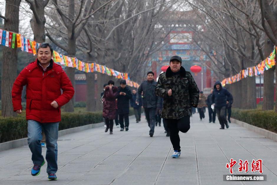 祈福请愿迎新年 看全国各地民众抢烧新年头香