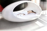4. Lomme蛋形床
这张外形像一颗鸡蛋的Lomme床由列支敦士登的著名设计品牌Cycle 13在2008年的100% Design London中推出，采用声光疗法，帮助人们睡得更好。