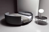 【实用篇】
1. 床+沙发
由意大利设计师Guido Rosati 设计的Scoop将床和沙发的功能完美地结合在一起。