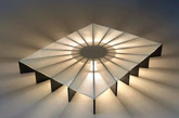 3. 光束床
这款底部发光的光束床（Beam Bed）由设计师Ewan Robertson为LagoStudio设计，设计灵感来源于太阳。床的底架由木板构成，木板的摆放位置经过精心设计，从而在加入灯光系统之后创造出特殊的光影效果。