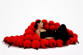4. 分子床
Animi Causa设计的这款分子床由120个弹力面料包裹的圆球组成，造型十分新颖，其设计灵感来源于分子结构。你可以尽情发挥你的想象力与创造力，将其组成任何你喜欢或者感觉舒适的造型。