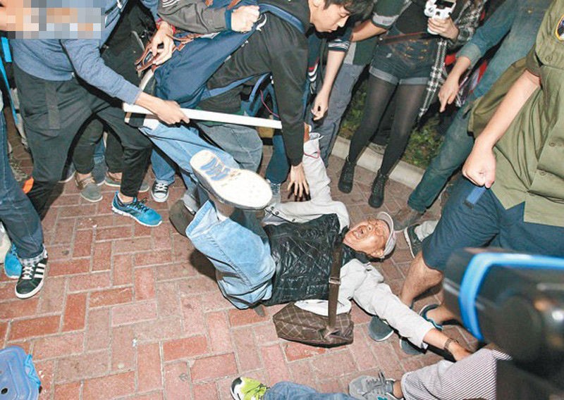 香港反水货客示威者推倒老人吓哭小孩（图）