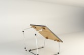 Air (transformable table)是一件简单的变形家具，由乌拉圭设计师 Claudio Sibille 设计。
通过可旋转的桌脚设计，Air 可以从一张低矮的茶几／咖啡桌瞬时增高，拥有之前的双倍「身高」 ，而一旦茶几的桌脚完整的旋转过来，只需再将之前用铰链连接好的双层木板展开，共几就变成了拥有六人位的办公桌、或者餐桌。（实习编辑：周芝）