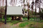 在波兰首都华沙的郊野，Reform Architekt 准备建造这幢名为 Izabelin House 的住宅。两层楼的住宅将在郁郁葱葱的树木环绕之下建造，一楼的外墙会用反光镶板包覆，所以镜面显现出附近树林的影像，却仿佛是树林的延伸，从而创建出二楼似乎正在悬浮的有趣效果。