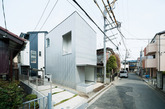这是由日本建筑师Ryuji Fujimura所完成名为的”Storage House”，在日本的神奈川县的独户住宅。对于土地资源紧张的日本来说，建筑师们需要更多的智慧来创造小空间的最大使用功能。而”Storage House”对空间结构有了最大限度的重构，两层的结构中包含了三个层次的空间。如果你着迷于空间结构，这个作品是一个不错的参考哟！(实习编辑：张曦)