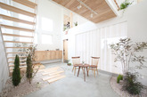 日本的滋贺县定位为一个生态村，ALTS设计工作室所带来的是Kofunaki House，我们可以看见木材作为最普通的材料，楼梯、地板、橱柜或门等都是用了木材。而整个House就让人感觉就是一个室内的公园，这样的设计组合让家回归到了一种自然生态的感觉，恢复了环境的本质。这样的居住环境另小编我也有些神往了。(实习编辑：张曦)